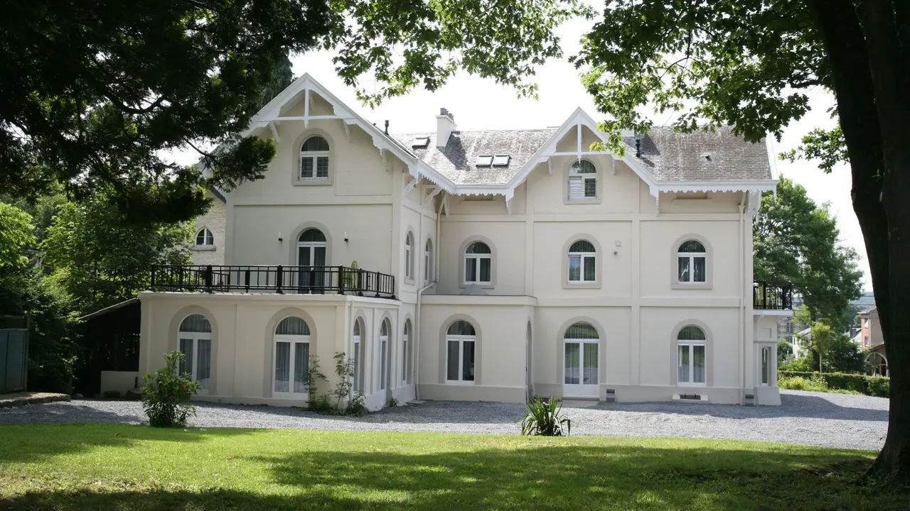 La villa claire aux fenêtres cintrées de la rue Chelui à Spa, où La Brasserie du Goût occupe le rez-de-chaussée